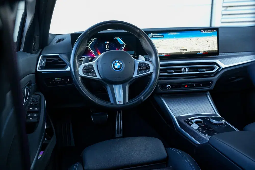 BMW 3-serie 330e xDrive M Pakket Panoramadak HUD Cam uit 2023, foto 4