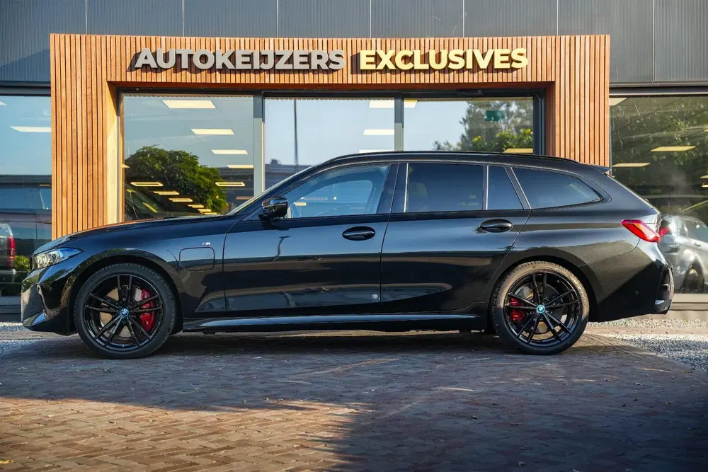 BMW 3-serie 330e xDrive M Pakket Panoramadak HUD Cam uit 2023, foto 5
