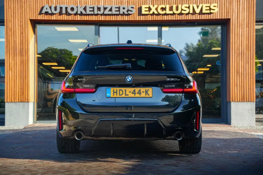 BMW 3-serie 330e xDrive M Pakket Panoramadak HUD Cam uit 2023, foto 9