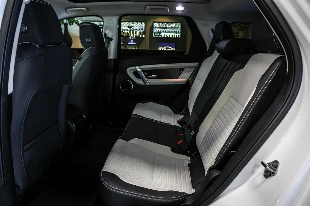 Land Rover Discovery Sport P300e 1.5 R-Dynamic HSE uit 2023, foto 10