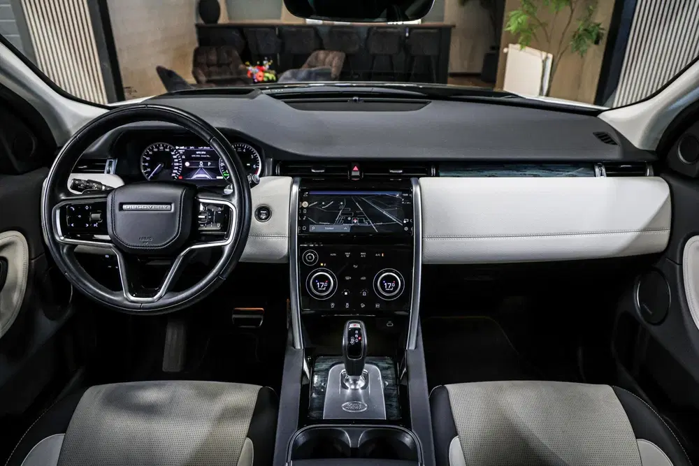 Land Rover Discovery Sport P300e 1.5 R-Dynamic HSE uit 2023, foto 2