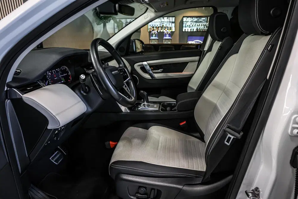 Land Rover Discovery Sport P300e 1.5 R-Dynamic HSE uit 2023, foto 9