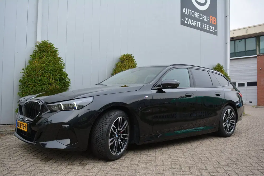 BMW 5-serie 530e M Sport Shadow uit 2025, foto 2