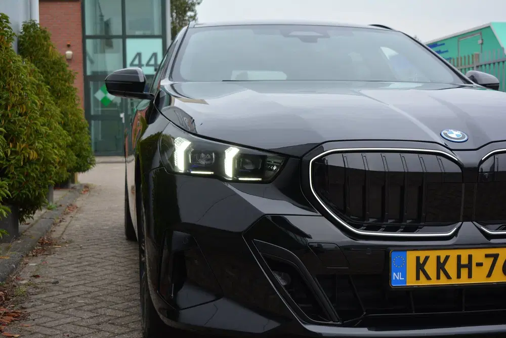 BMW 5-serie 530e M Sport Shadow uit 2025, foto 3