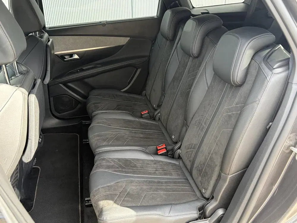 Peugeot 5008 1.2 Hybrid 136 GT Black Pack uit 2024, foto 13