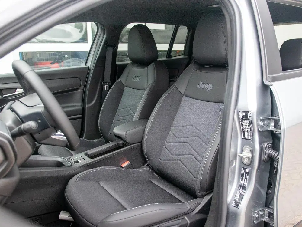 Jeep Avenger 1.2 e-Hybrid Black Edition uit 2026, foto 12