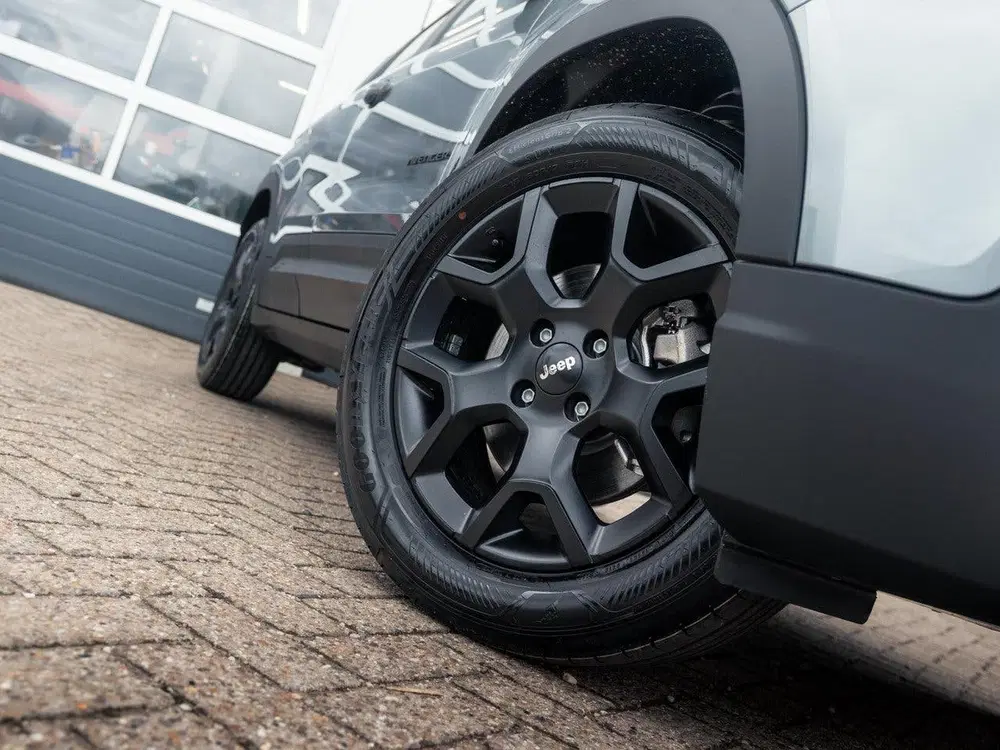 Jeep Avenger 1.2 e-Hybrid Black Edition uit 2026, foto 5