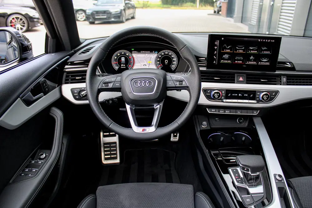 Audi A4 40 TFSI S edition Competition uit 2023, foto 14