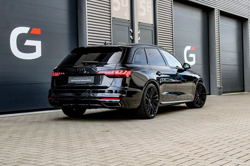 Audi A4 40 TFSI S edition Competition uit 2023, foto 2