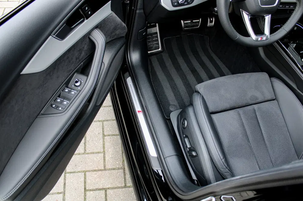 Audi A4 40 TFSI S edition Competition uit 2023, foto 6