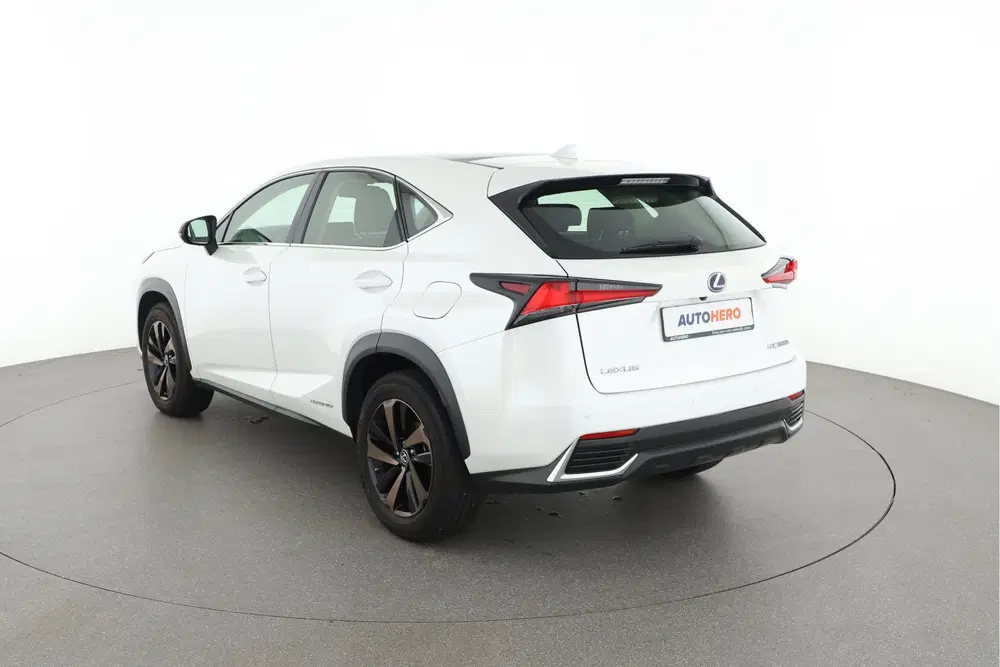 Lexus NX 300h AWD First Edition uit 2019, foto 4
