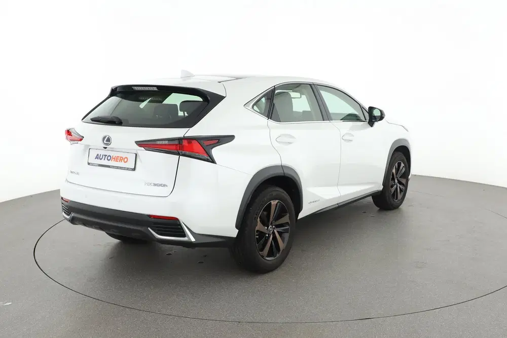 Lexus NX 300h AWD First Edition uit 2019, foto 6