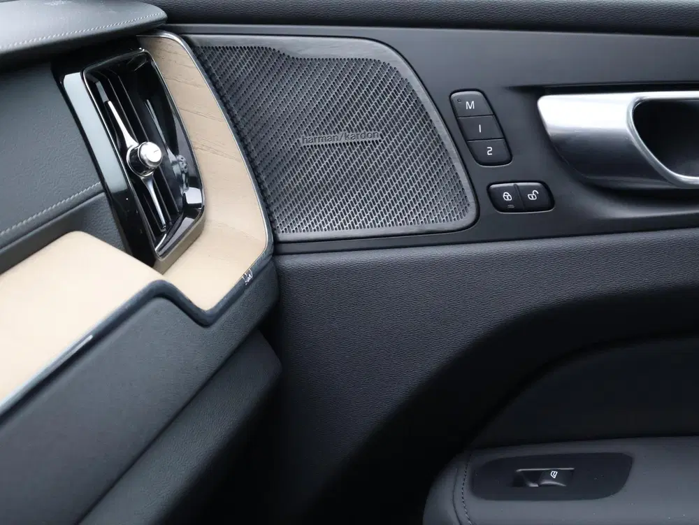 Volvo XC60 2.0 T6 Plug-in hybrid AWD Ultra Dark uit 2026, foto 14