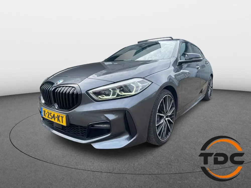 BMW 1-serie 120i High Executive Edition M PANO CAMERA uit 2021