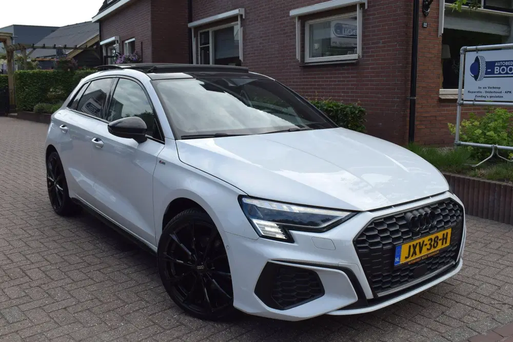 Audi A3 TFSI e S-LINE uit 2021, foto 2