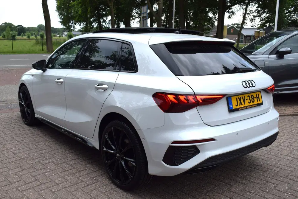 Audi A3 TFSI e S-LINE uit 2021, foto 3
