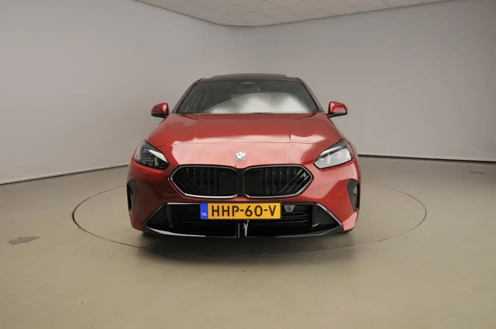 BMW 1-serie 5-deurs 120 uit 2025, foto 2