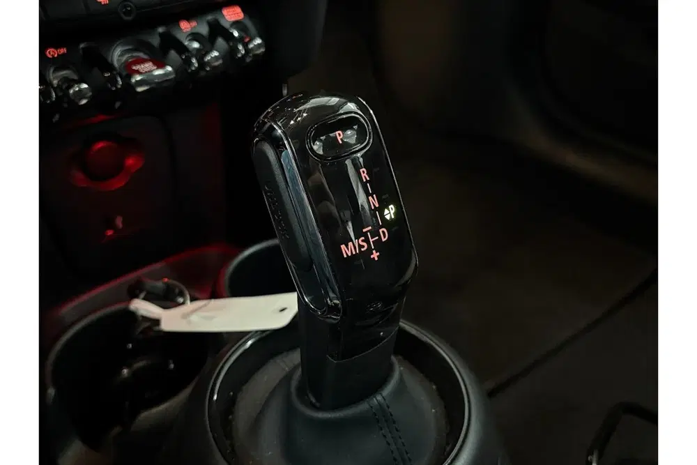 Mini Cooper 1.5 Cooper Camden Edition uit 2023, foto 13
