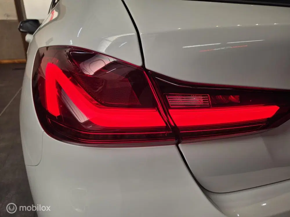 BMW 1-serie 120i Executive uit 2022, foto 10