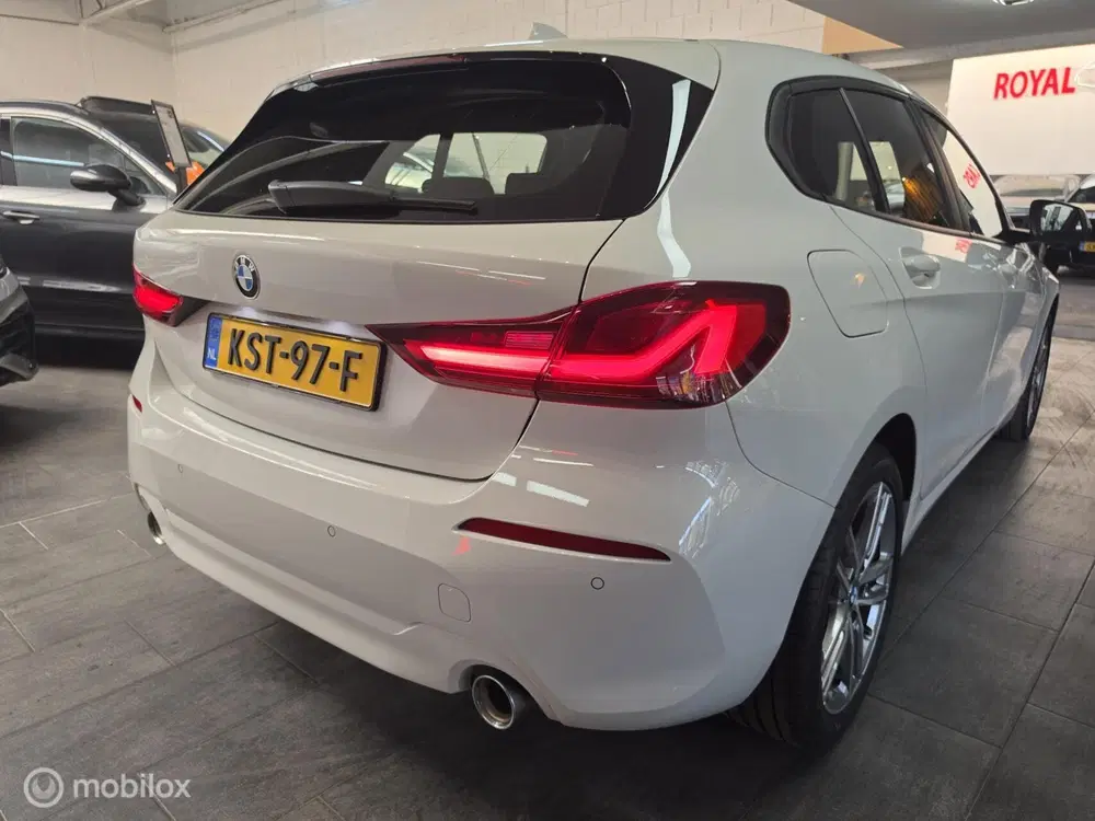 BMW 1-serie 120i Executive uit 2022, foto 11