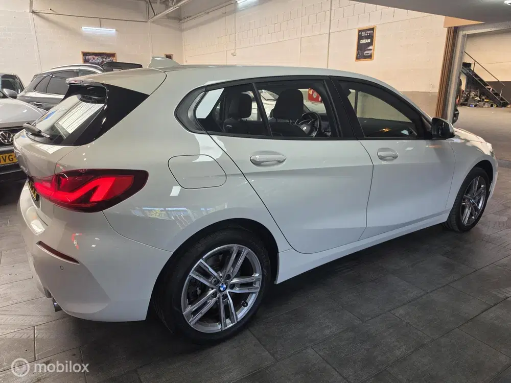 BMW 1-serie 120i Executive uit 2022, foto 13