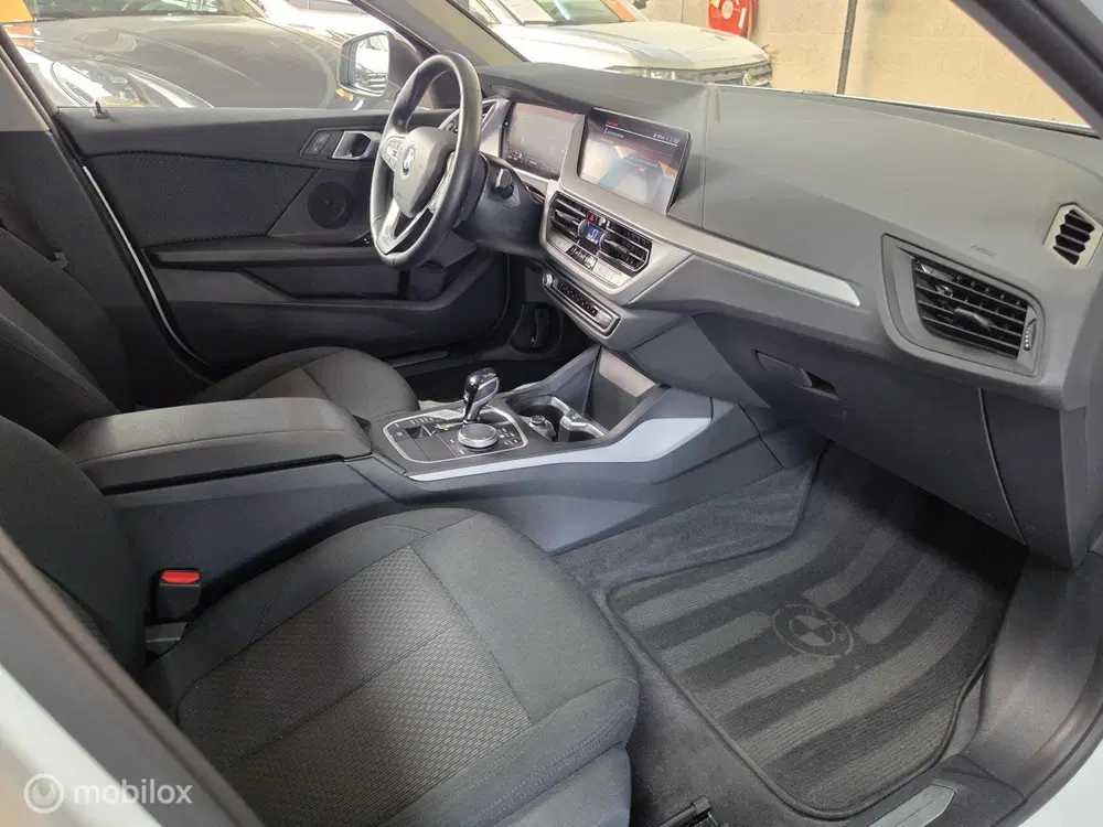 BMW 1-serie 120i Executive uit 2022, foto 15