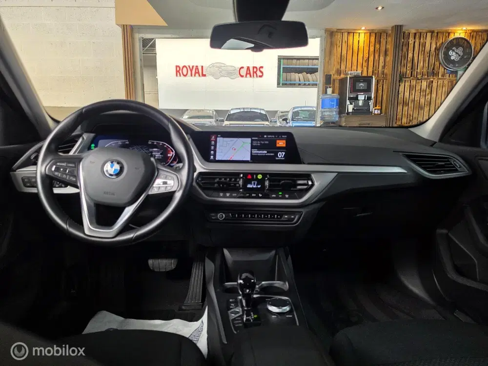 BMW 1-serie 120i Executive uit 2022, foto 2