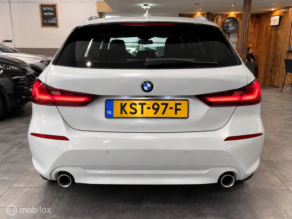 BMW 1-serie 120i Executive uit 2022, foto 3