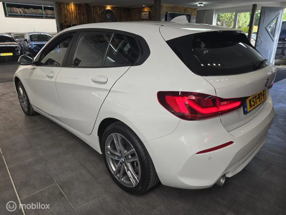 BMW 1-serie 120i Executive uit 2022, foto 5