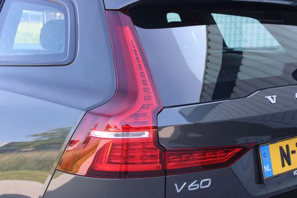 Volvo V60 2.0 T8 Recharge AWD R-Design uit 2022, foto 13