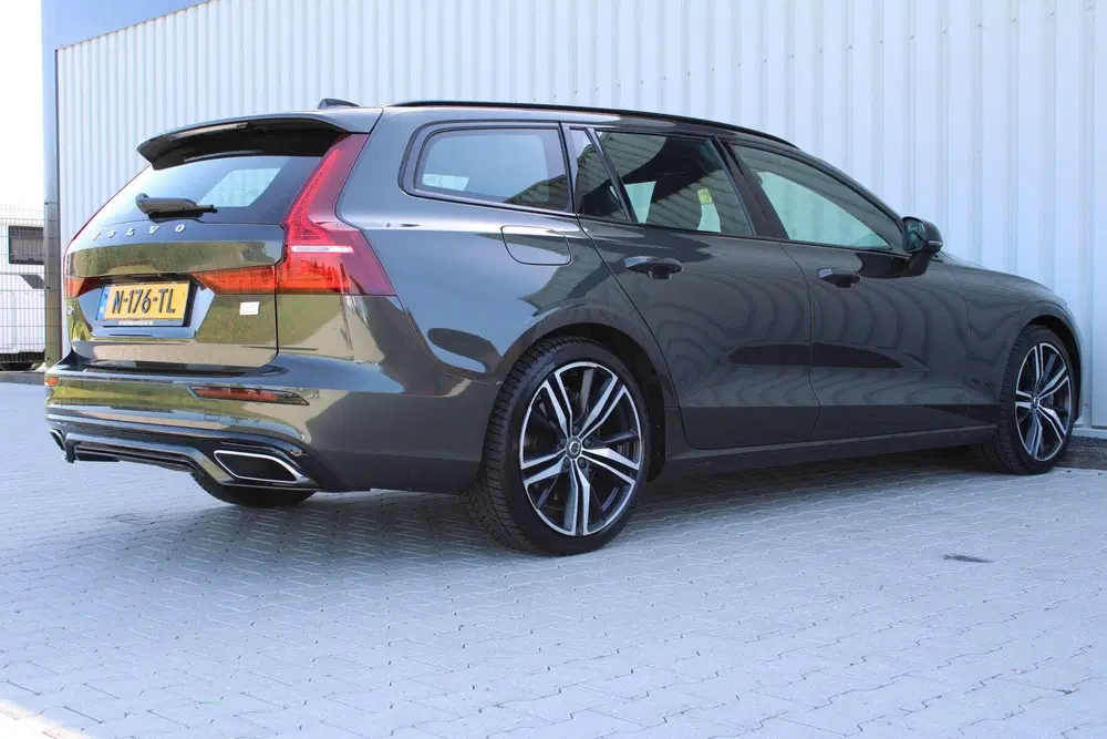 Volvo V60 2.0 T8 Recharge AWD R-Design uit 2022, foto 3