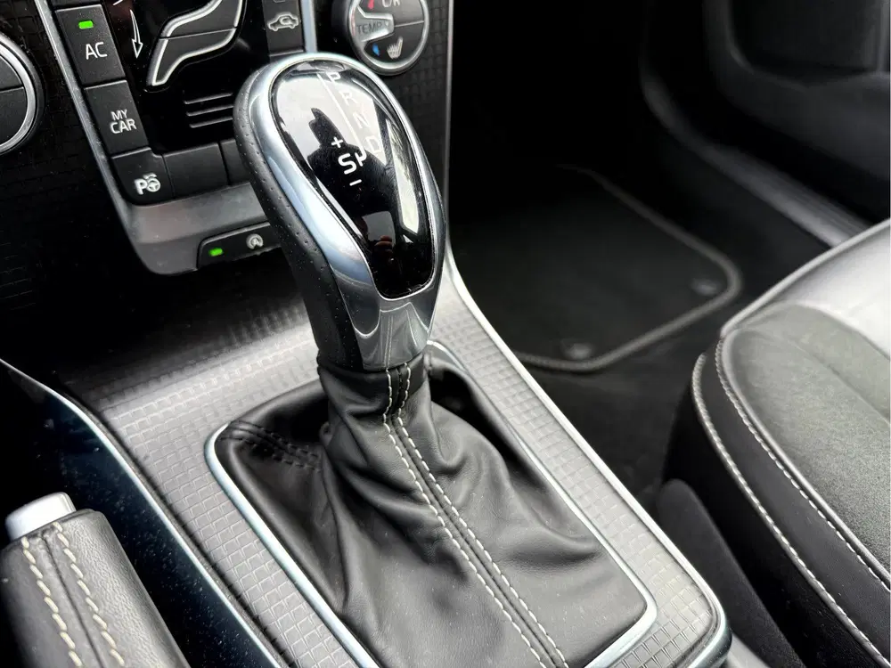 Volvo V40 1.5 T3 Polar+ Sport R-Design Panoramadak uit 2019, foto 10