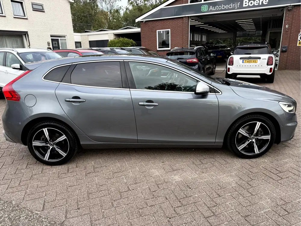 Volvo V40 1.5 T3 Polar+ Sport R-Design Panoramadak uit 2019, foto 2