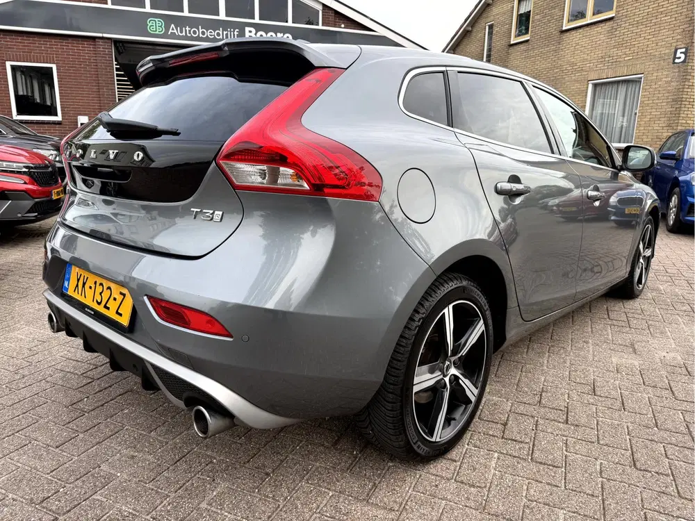 Volvo V40 1.5 T3 Polar+ Sport R-Design Panoramadak uit 2019, foto 3