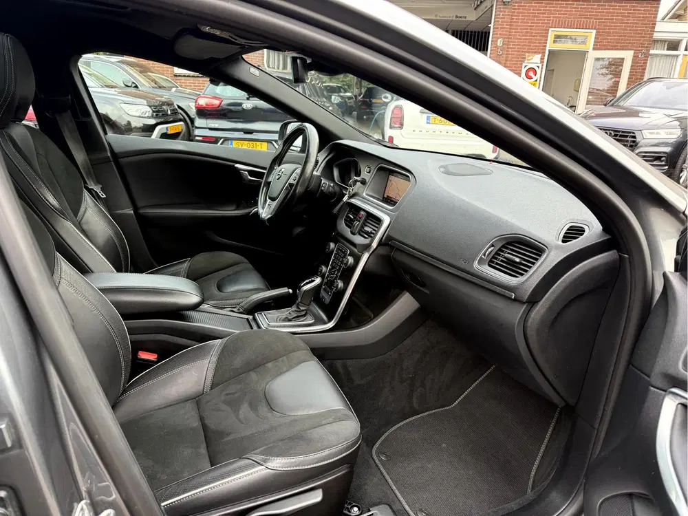 Volvo V40 1.5 T3 Polar+ Sport R-Design Panoramadak uit 2019, foto 4