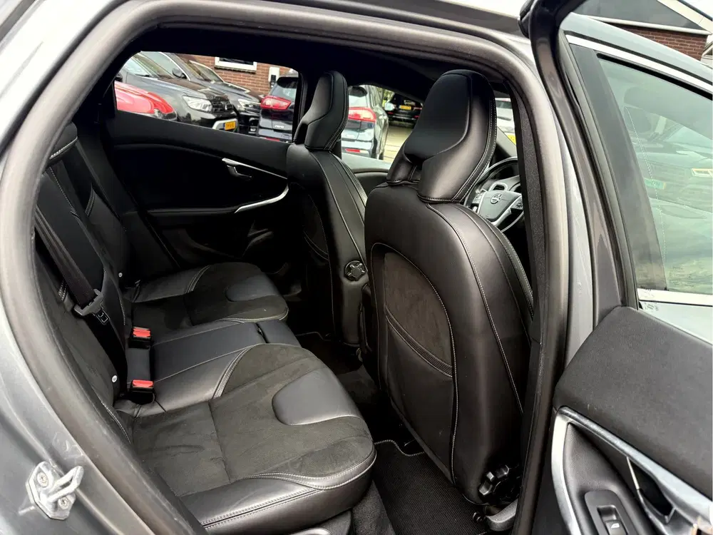 Volvo V40 1.5 T3 Polar+ Sport R-Design Panoramadak uit 2019, foto 5