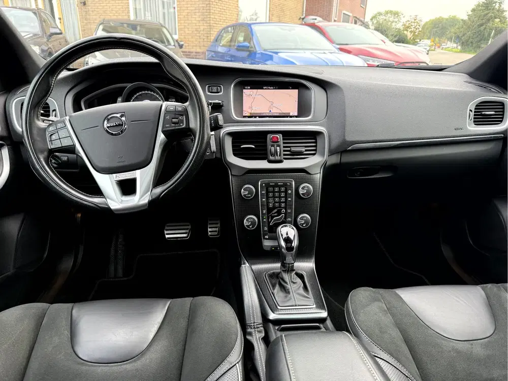 Volvo V40 1.5 T3 Polar+ Sport R-Design Panoramadak uit 2019, foto 6