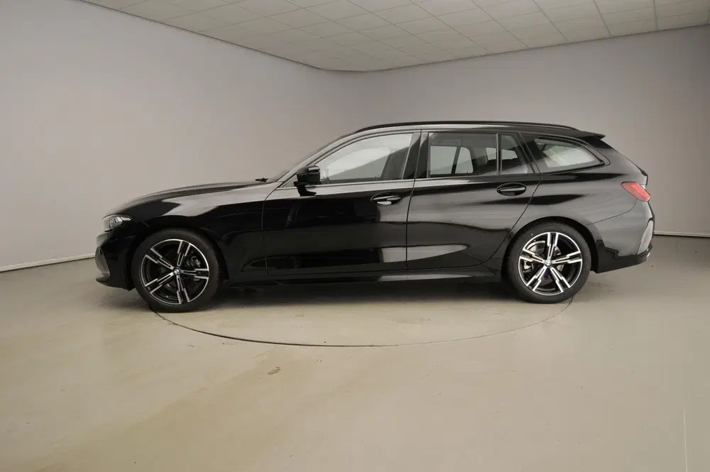 BMW 3-serie 318i uit 2024, foto 2