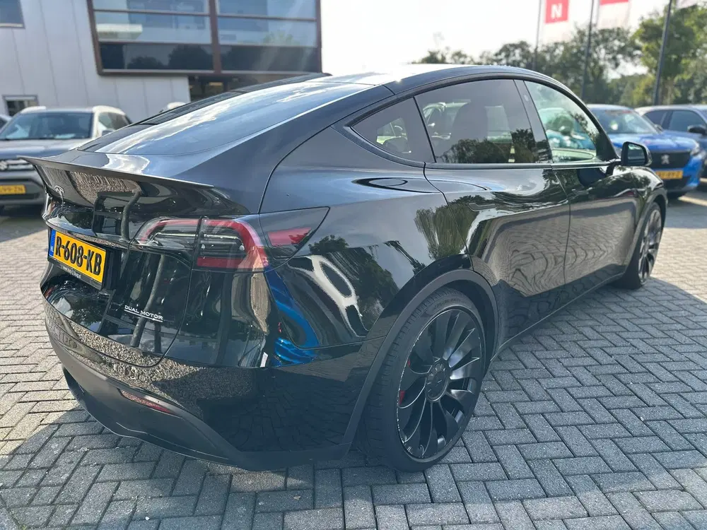 Tesla Model Y Performance AWD 75 kWh uit 2022, foto 11
