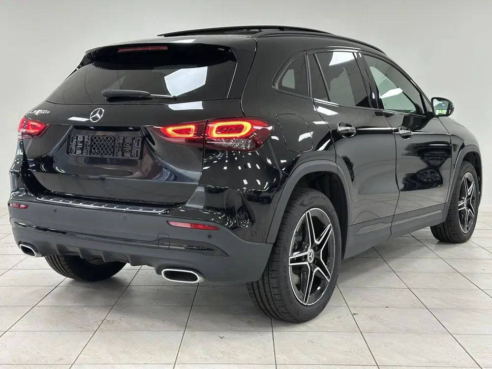Mercedes-Benz GLA 250 e AMG Line uit 2023, foto 2