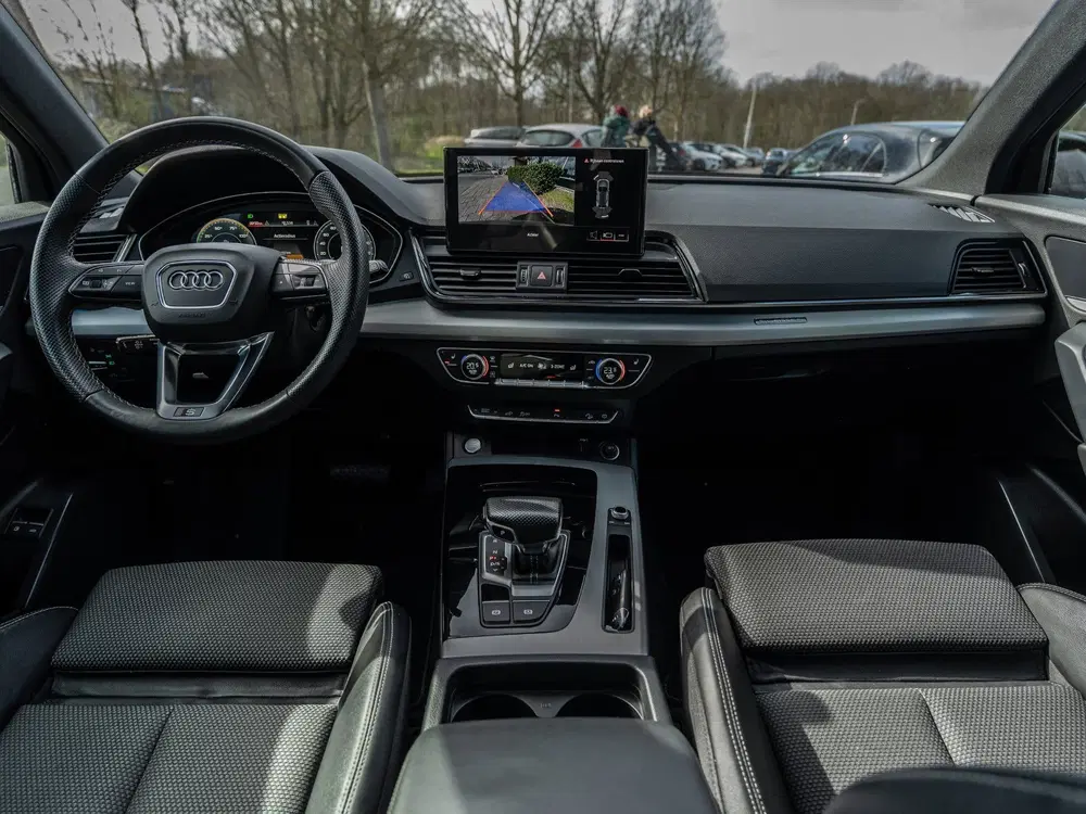 Audi Q5 50 TFSI e S edition uit 2022, foto 2