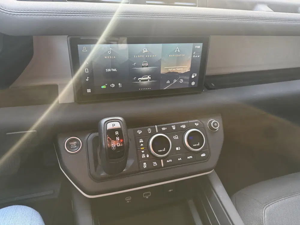 Land Rover Defender 3.0 P400 110 X-Dynamic S 5 Persoons uit 2020, foto 15