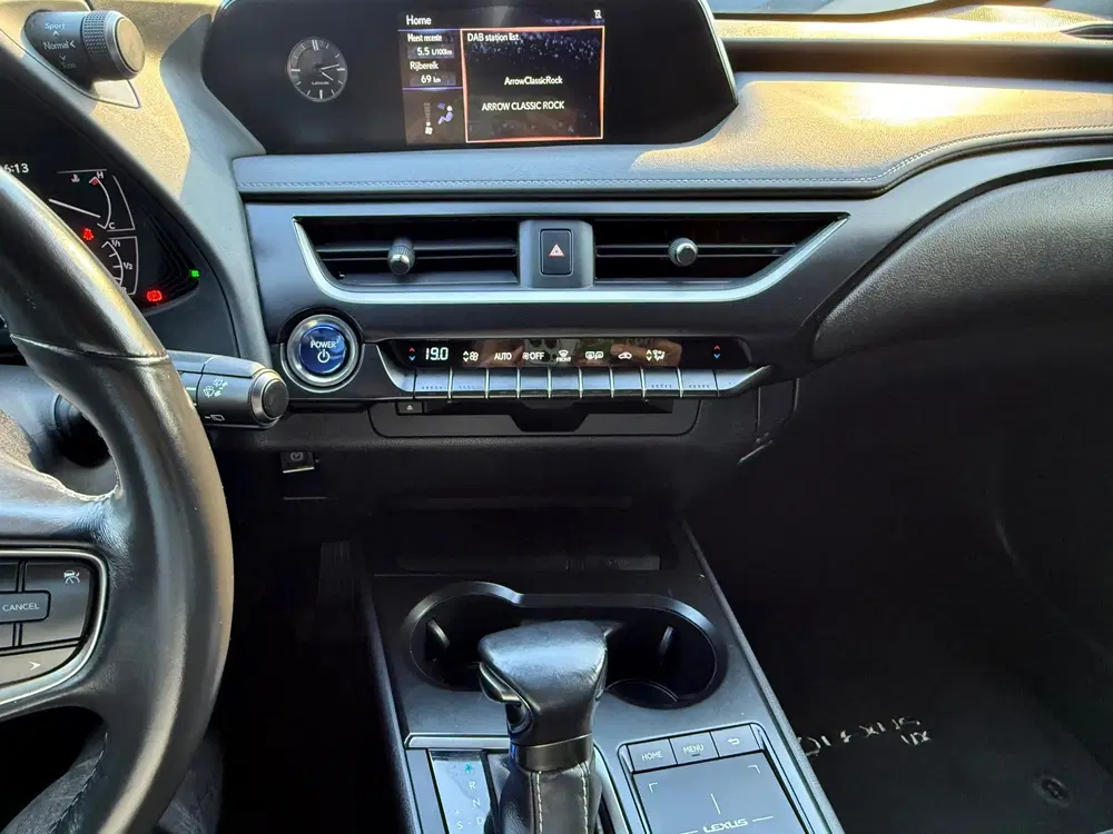 Lexus UX 250h Preference Line Hybrid Camera Cruise uit 2021, foto 12