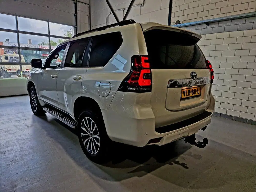 Toyota Land Cruiser 2.8 D-4D-F Executive Grijs kenteken uit 2021, foto 4