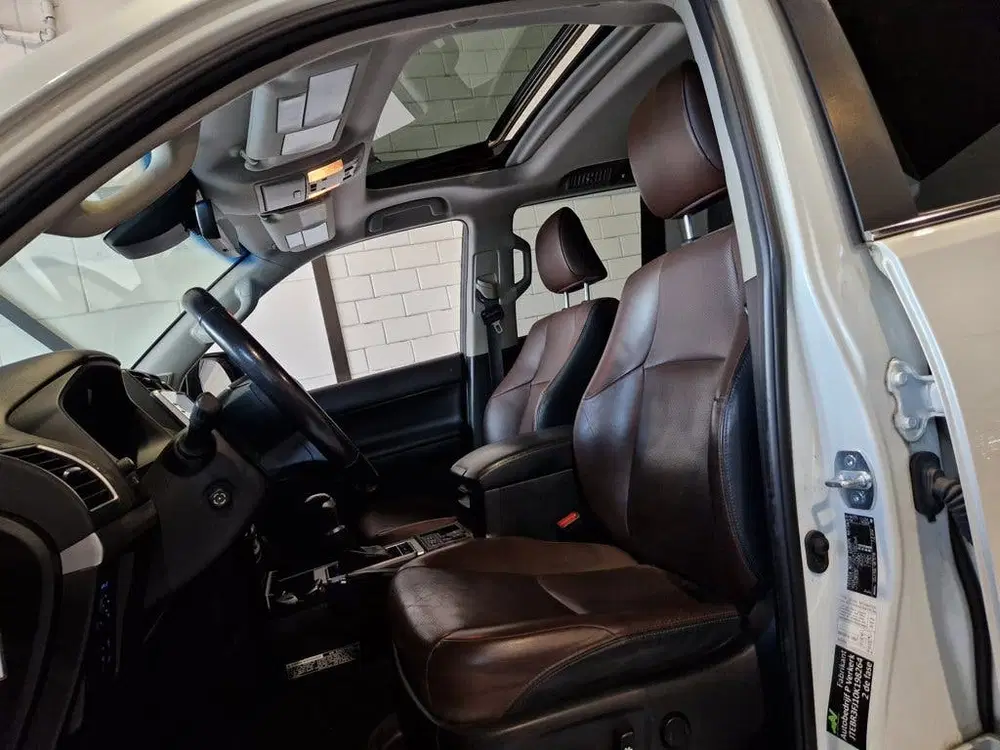 Toyota Land Cruiser 2.8 D-4D-F Executive Grijs kenteken uit 2021, foto 8