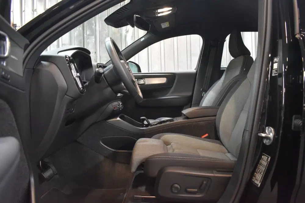 Volvo XC40 B4 197PK Plus Dark uit 2025, foto 13