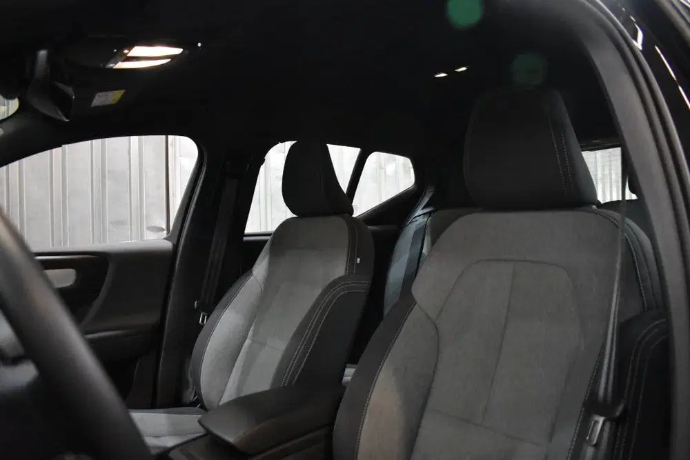 Volvo XC40 B4 197PK Plus Dark uit 2025, foto 4