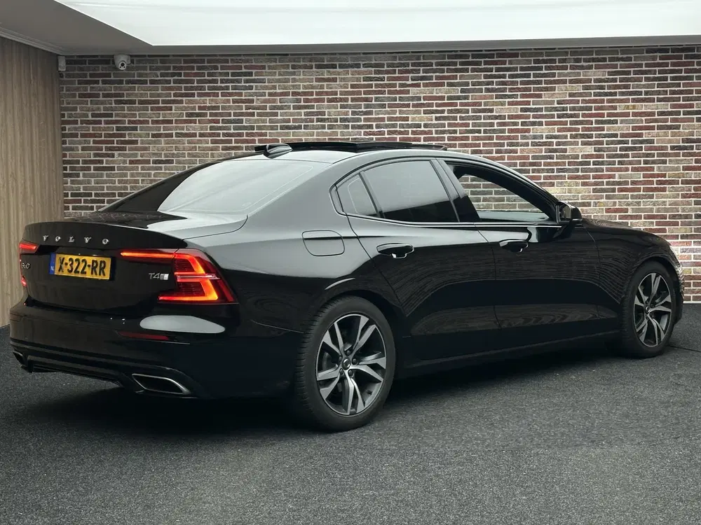 Volvo S60 2.0 T4 R-Design Camera uit 2019, foto 2