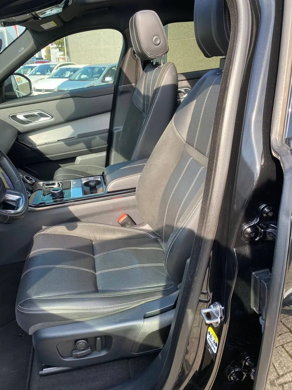 Land Rover Range Rover Velar 2.0 P250 Turbo AWD R-Dynamic NL uit 2020, foto 10