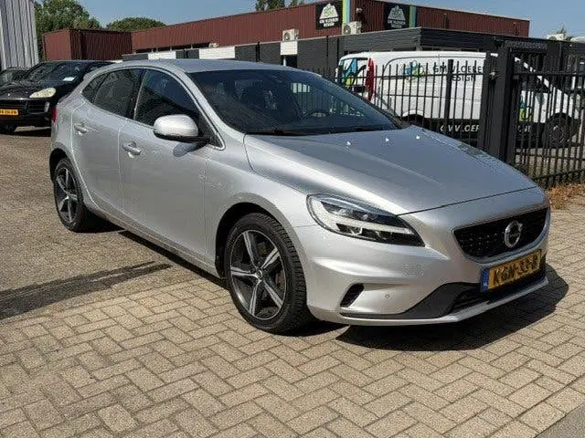 Volvo V40 1.5 T2 R-Design Leer Clima Cruise Trekhaak uit 2019, foto 2